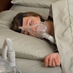 Donna che indossa CPAP per apnee del sonno