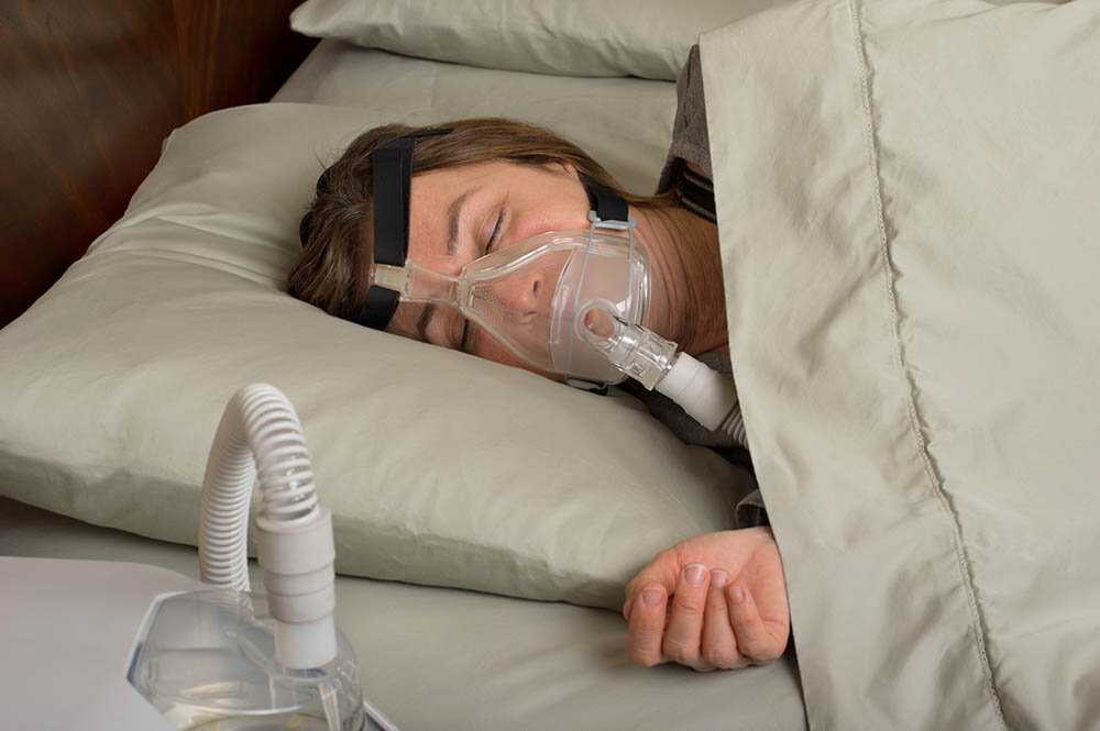 Donna che indossa CPAP per apnee del sonno