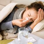 Donna ammalata letto raffreddore