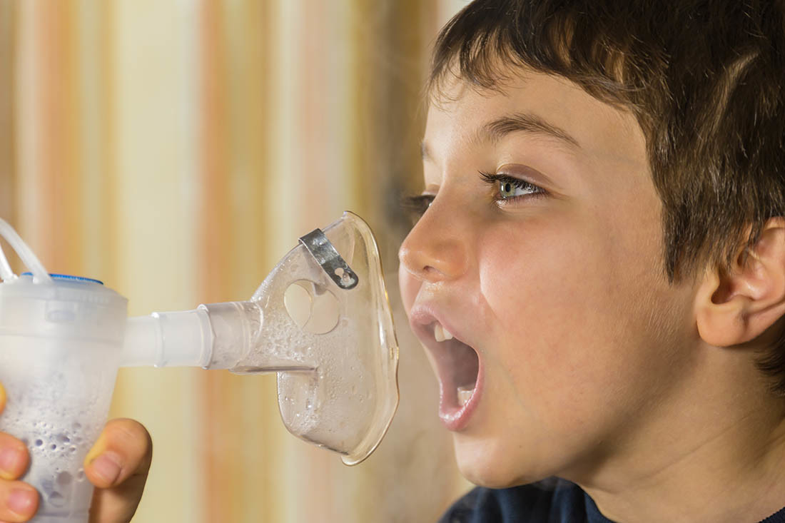 Aerosol e bambino con macchinetta per terapia