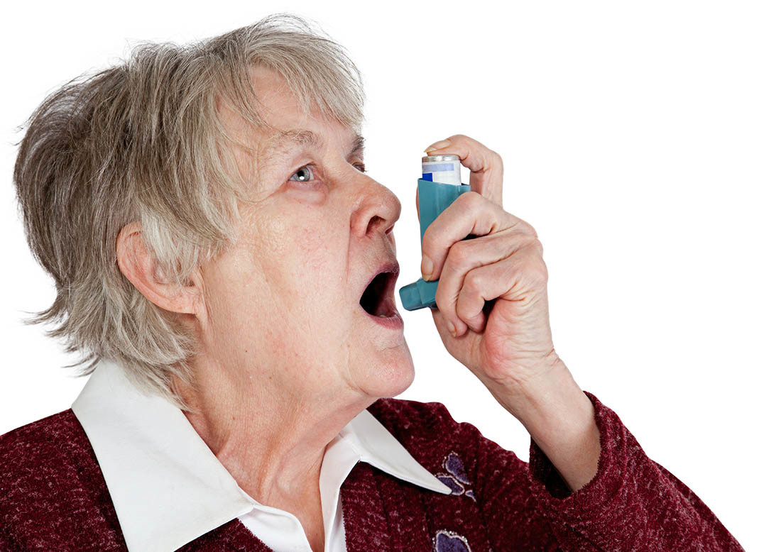 Anziana donna con inalatore per asma, BPCO