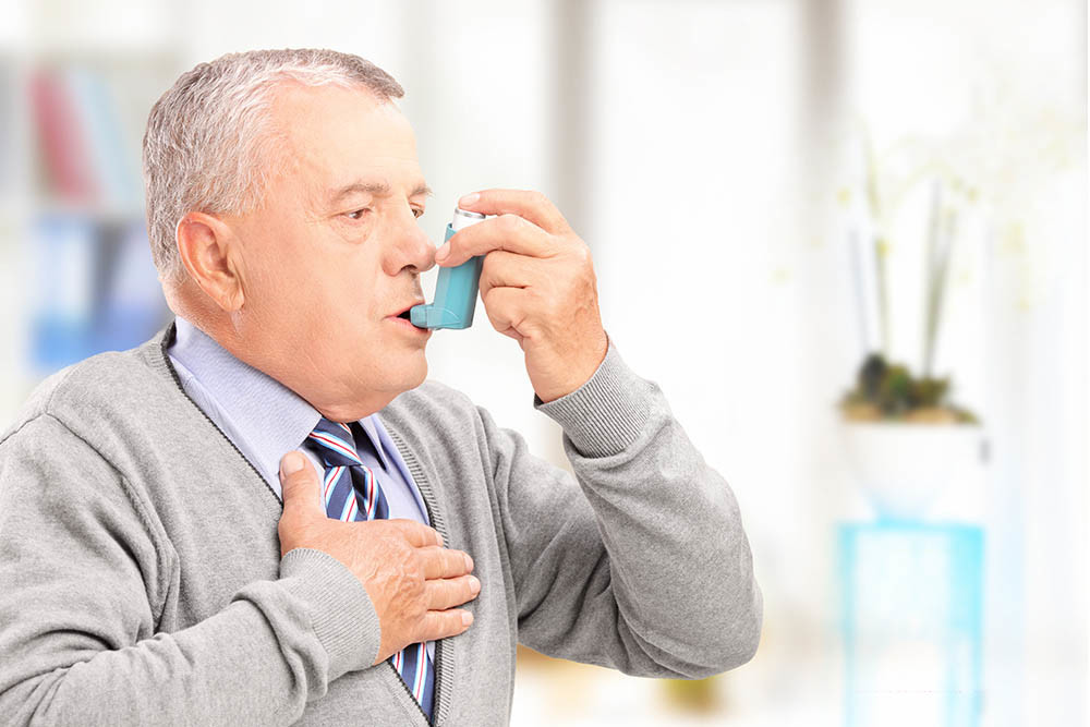Anziano con inalatore, asma e BPCO