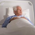 Anziano malato di tumore nel letto