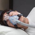 Uomo con apnee del sonno usa macchina CPAP