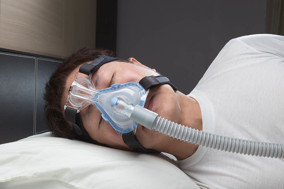 Uomo con apnee del sonno usa macchina CPAP