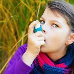 Bimba con asma e inalatore, bambini con malattie respiratorie