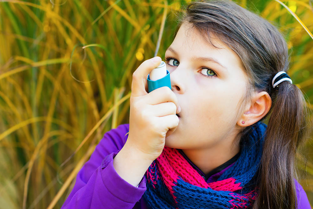 Bimba con asma e inalatore, bambini con malattie respiratorie