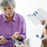 Donna anziana controlla il diabete METS pneumologo