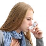 Donna malata con asma e inalatore