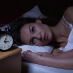 Donna sdraiata letto insonnia risveglio notte