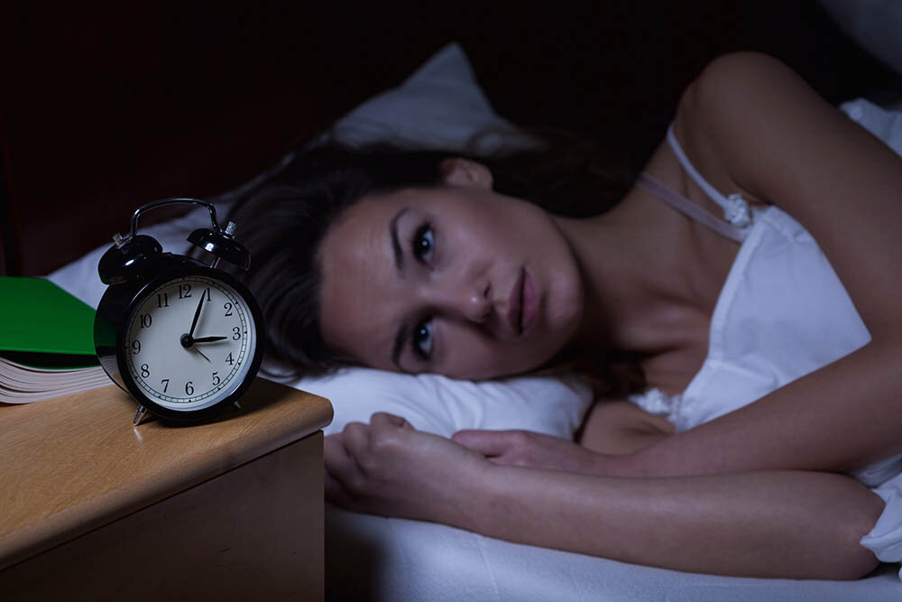 Donna sdraiata letto insonnia risveglio notte