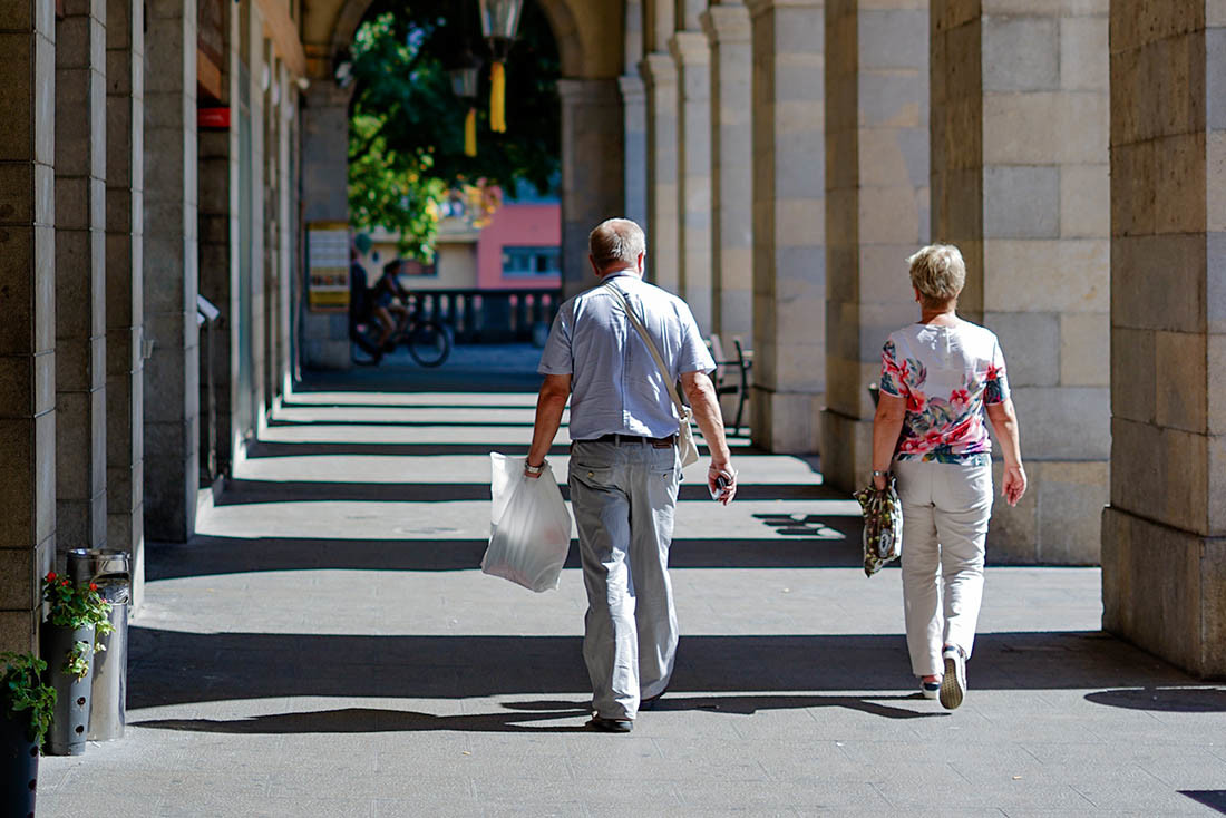 Anziani in Passeggiata e Respirazione