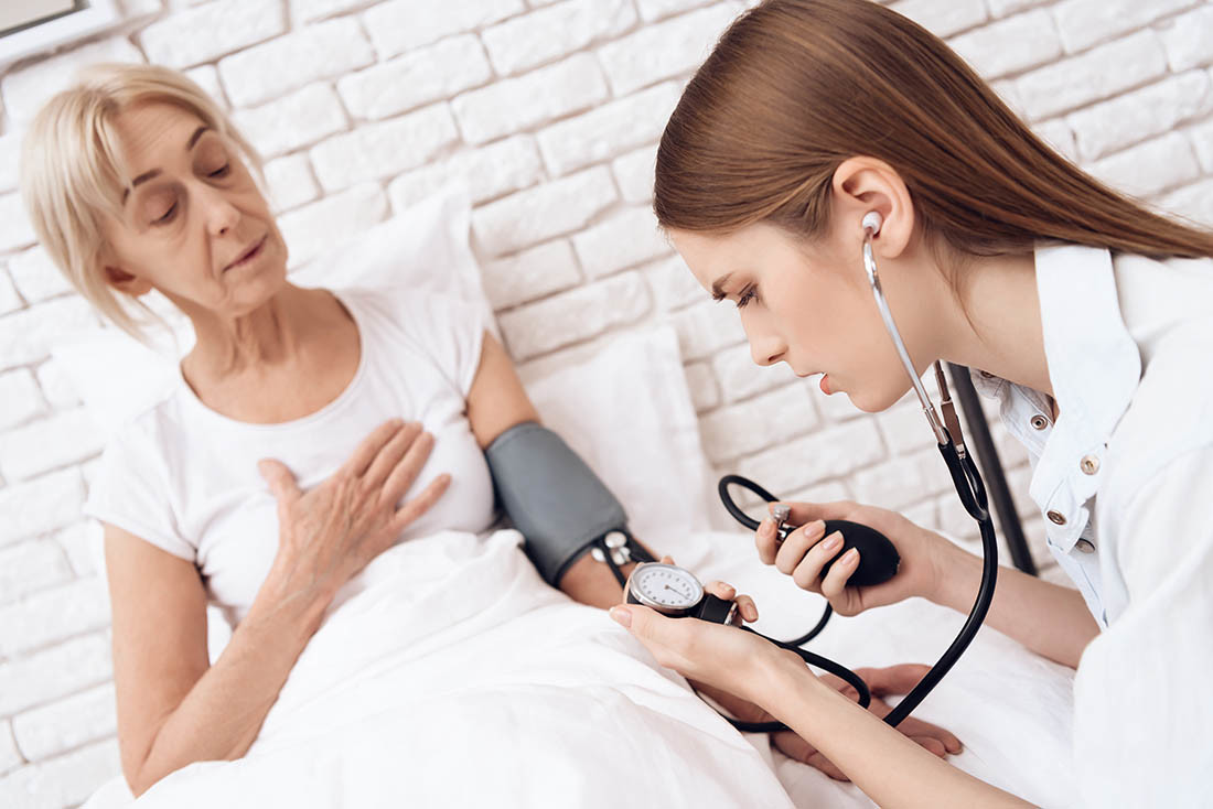 Anziana e controllo della pressione da infermiera