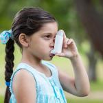 Ragazzina asmatica asma con inalatore