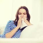 Ragazza con rinite allergica donna si soffia naso