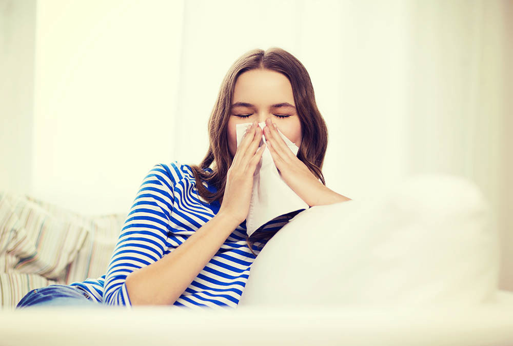 Ragazza con rinite allergica donna si soffia naso