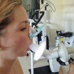 Donna che fa una spirometria