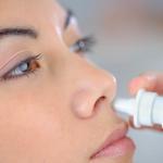 Spray nasale, donna con rinite allergica e allergie