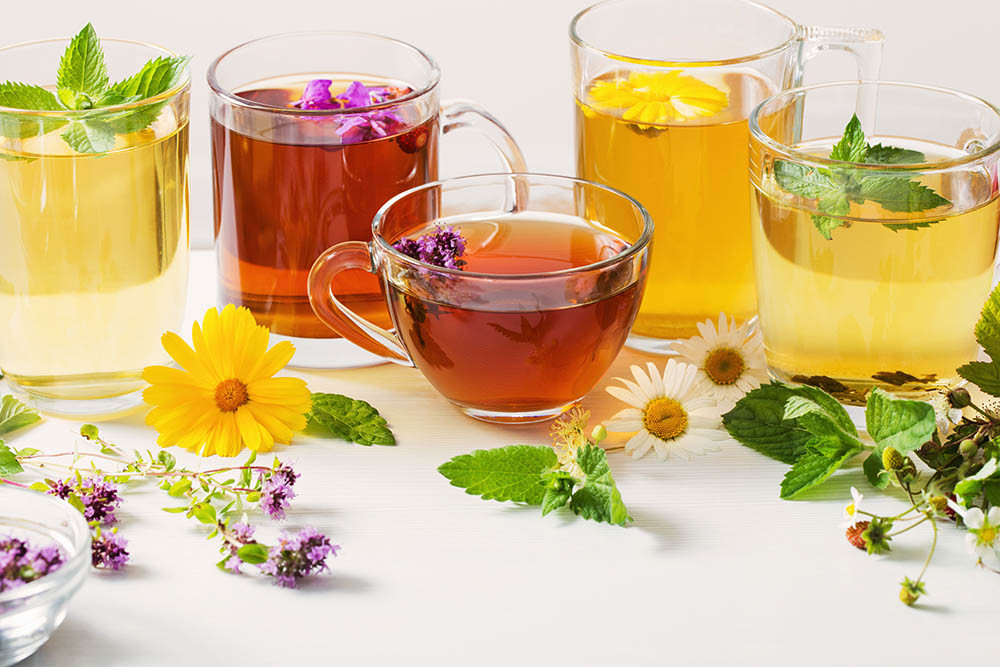 Tazze di té e rimedi naturali per malattie respiratorie