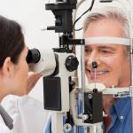 uomo con glaucoma visita oculistica