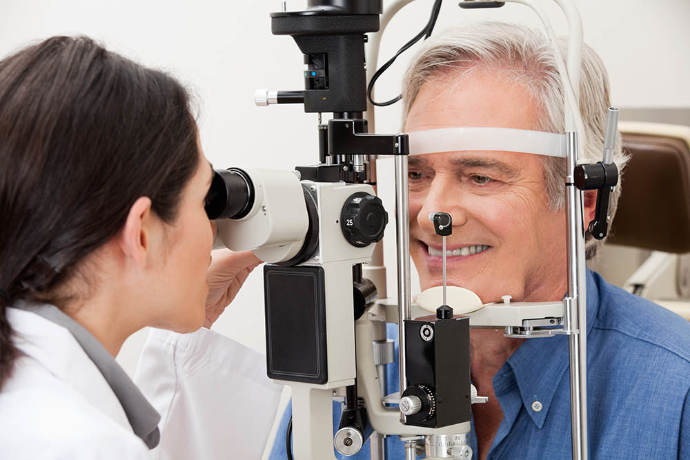uomo con glaucoma visita oculistica