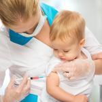Pediatra fa il Vaccino a un bambino bimbo