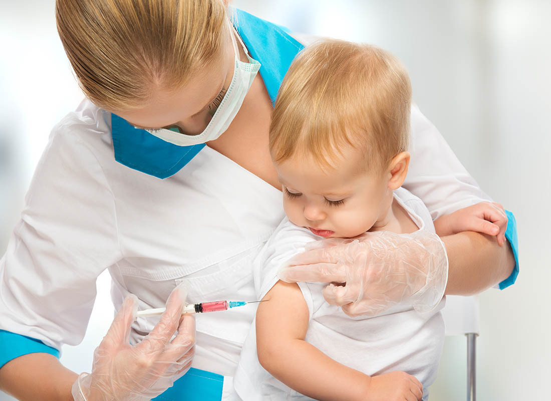 Pediatra fa il Vaccino a un bambino bimbo