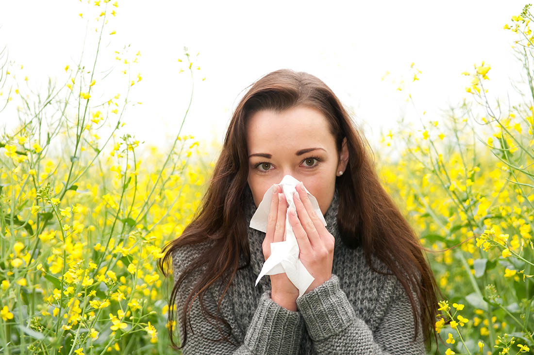 rinite allergia febbre fieno donna soffia naso