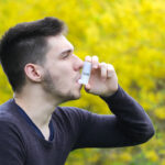 ragazzo con crisi asma